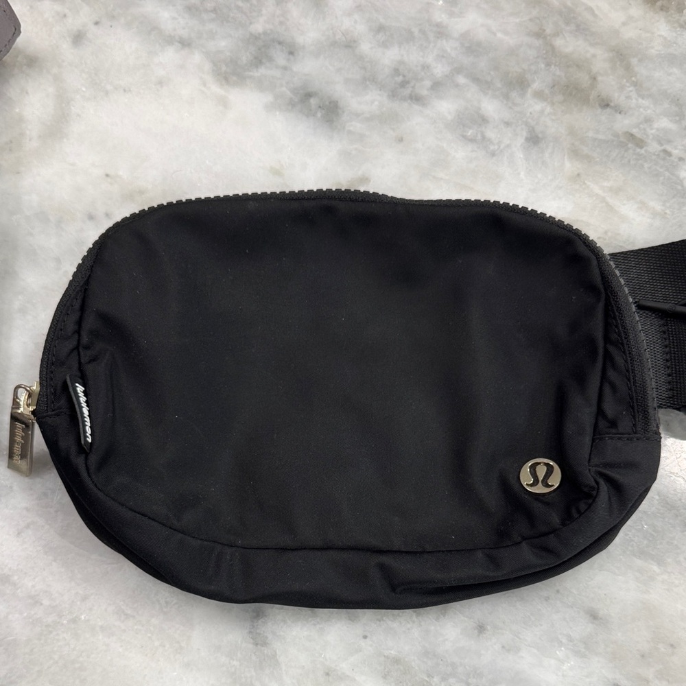 lululemon athletica black belt bag